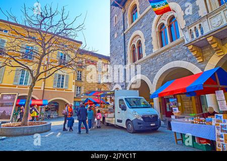 BELLINZONA, SUISSE - 19 MARS 2022 : les étals d'agriculteurs du marché du samedi sur la Piazza Nosetto au Palazzo Civico, le 19 mars à Bellinzona, Suisse Banque D'Images