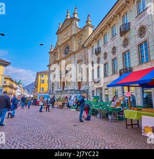 BELLINZONA, SUISSE - 19 MARS 2022 : marché agricole du samedi sur la Piazza Collégiata, le 19 mars à Bellinzona, Suisse Banque D'Images