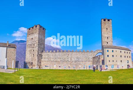 BELLINZONA, SUISSE - 19 MARS 2022 : Panorama de la cour de la forteresse de Castelgrande avec exposition de cartes postales anciennes, le 19 mars à Bel Banque D'Images