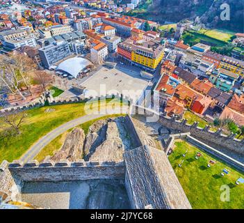 BELLINZONA, SUISSE - 19 MARS 2022 : vue depuis le sommet de Torre Bianca du château de Castelgrande sur la vieille ville, le 19 mars à Bellinzona, Suisse Banque D'Images