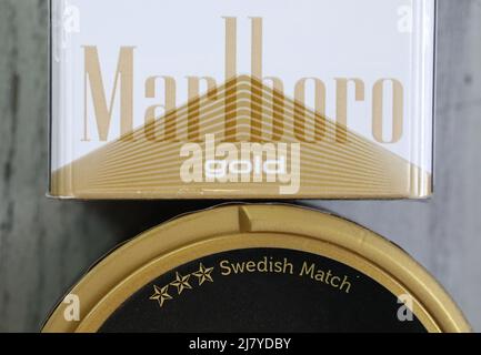 Le Conseil d'administration de Swedish Match AB a pris note des récentes spéculations et confirme que les discussions avec Philip Morris International Inc. Concernant une éventuelle offre publique de rachat de Swedish Match sont en cours. Il ne peut y avoir de certitude qu'une offre sera faite, ni quant aux termes de cette offre potentielle, écrit la société dans un communiqué de presse. Dans la photo: Marlboro Gold cigarette pack, de Philip Morris International Inc., et général original snus frpm Swedish Match AB. Banque D'Images