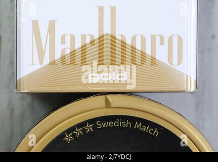 Le Conseil d'administration de Swedish Match AB a pris note des récentes spéculations et confirme que les discussions avec Philip Morris International Inc. Concernant une éventuelle offre publique de rachat de Swedish Match sont en cours. Il ne peut y avoir de certitude qu'une offre sera faite, ni quant aux termes de cette offre potentielle, écrit la société dans un communiqué de presse. Dans la photo: Marlboro Gold cigarette pack, de Philip Morris International Inc., et général original snus frpm Swedish Match AB. Banque D'Images