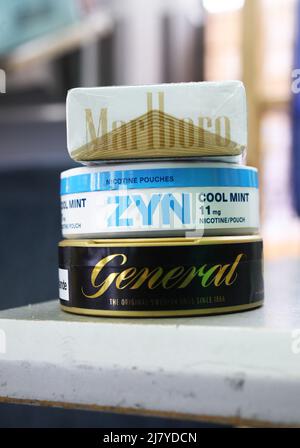 Le Conseil d'administration de Swedish Match AB a pris note des récentes spéculations et confirme que les discussions avec Philip Morris International Inc. Concernant une éventuelle offre publique de rachat de Swedish Match sont en cours. Il ne peut y avoir de certitude qu'une offre sera faite, ni quant aux termes de cette offre potentielle, écrit la société dans un communiqué de presse. Dans la photo: Marlboro Gold cigarette pack, de Philip Morris International Inc., et général original snus frpm Swedish Match AB. Au milieu: Une boîte de menthe fraîche Zyn de Swedish Match AB. Banque D'Images