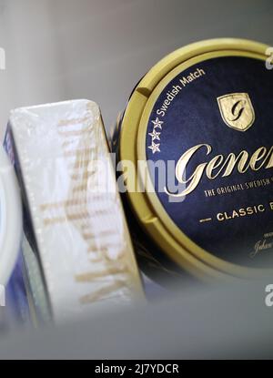 Le Conseil d'administration de Swedish Match AB a pris note des récentes spéculations et confirme que les discussions avec Philip Morris International Inc. Concernant une éventuelle offre publique de rachat de Swedish Match sont en cours. Il ne peut y avoir de certitude qu'une offre sera faite, ni quant aux termes de cette offre potentielle, écrit la société dans un communiqué de presse. Dans la photo: Marlboro Gold cigarette pack, de Philip Morris International Inc., et général original snus frpm Swedish Match AB. Banque D'Images