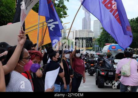 Manille, Philippines. 11th mai 2022. Un jour après les élections nationales, les groupes de la société civile et les organisations étudiantes défilent dans les rues de Manille pour manifester leur protestation contre les résultats partiels injustes et discutables de la Commission électorale (COMELEC). Le décompte initial montre que Ferdinand « Bongbong » Marcos Jr., le fils du défunt dictateur Marcos, avait obtenu près de 30 millions de voix pour couvrir les 90% de ceux qui avaient voté. Banque D'Images