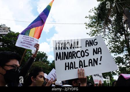 Manille, Philippines. 11th mai 2022. Un jour après les élections nationales, les groupes de la société civile et les organisations étudiantes défilent dans les rues de Manille pour manifester leur protestation contre les résultats partiels injustes et discutables de la Commission électorale (COMELEC). Le décompte initial montre que Ferdinand « Bongbong » Marcos Jr., le fils du défunt dictateur Marcos, avait obtenu près de 30 millions de voix pour couvrir les 90% de ceux qui avaient voté. Banque D'Images