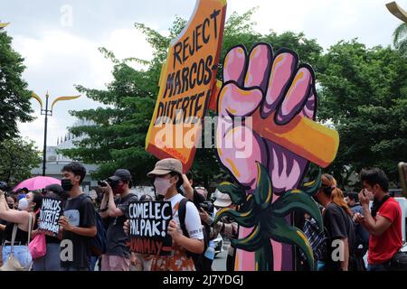 Manille, Philippines. 11th mai 2022. Un jour après les élections nationales, les groupes de la société civile et les organisations étudiantes défilent dans les rues de Manille pour manifester leur protestation contre les résultats partiels injustes et discutables de la Commission électorale (COMELEC). Le décompte initial montre que Ferdinand « Bongbong » Marcos Jr., le fils du défunt dictateur Marcos, avait obtenu près de 30 millions de voix pour couvrir les 90% de ceux qui avaient voté. Banque D'Images