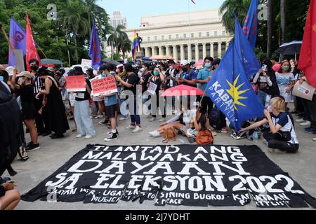 Manille, Philippines. 11th mai 2022. Un jour après les élections nationales, les groupes de la société civile et les organisations étudiantes défilent dans les rues de Manille pour manifester leur protestation contre les résultats partiels injustes et discutables de la Commission électorale (COMELEC). Le décompte initial montre que Ferdinand « Bongbong » Marcos Jr., le fils du défunt dictateur Marcos, avait obtenu près de 30 millions de voix pour couvrir les 90% de ceux qui avaient voté. Banque D'Images