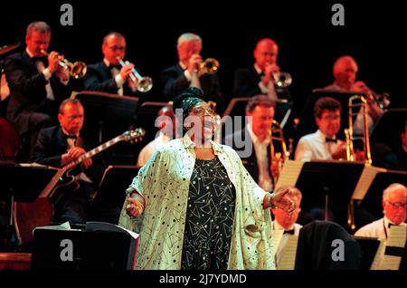 Jessye Norman répète pour des représentations de JESSYE NORMAN : THE SACRED ELLINGTON au Barbican Theatre, Londres EC2 les 29 et 31/07/1999 un concert du Centenaire d'Ellington présentant les chansons sacrées de Duke Ellington Banque D'Images