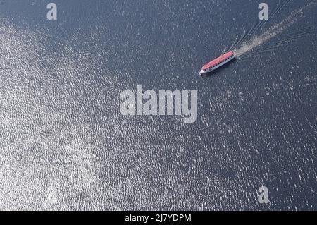 Hambourg, Allemagne. 11th mai 2022. Un défroisseur Alster sort sur le Binnenalster. Credit: Marcus Brandt/dpa/Alay Live News Banque D'Images