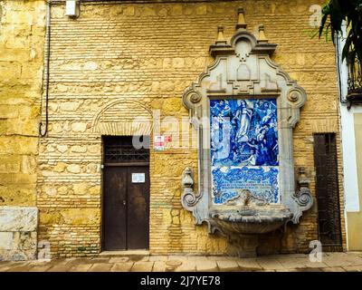 Fontaine sur un mur de l'église Saint François et Saint Eurogius (Iglesia de San Francisco y San Eurogio) - Cordoue, Espagne Banque D'Images