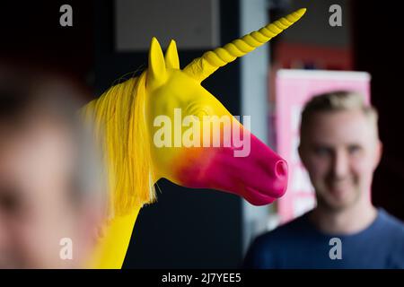 Düsseldorf, Allemagne. 11th mai 2022. Une licorne est présente à la Conférence extraordinaire de l'État partie du FDP dans le dôme de la banque PSD. Credit: Rolf Vennenbernd/dpa/Alay Live News Banque D'Images