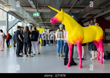 Düsseldorf, Allemagne. 11th mai 2022. Une licorne se tient à l'extraordinaire conférence de l'État partie du FDP dans le PSD Bank Dome. Credit: Rolf Vennenbernd/dpa/Alay Live News Banque D'Images