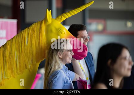 Düsseldorf, Allemagne. 11th mai 2022. Une licorne se tient à l'extraordinaire conférence de l'État partie du FDP dans le PSD Bank Dome. Credit: Rolf Vennenbernd/dpa/Alay Live News Banque D'Images