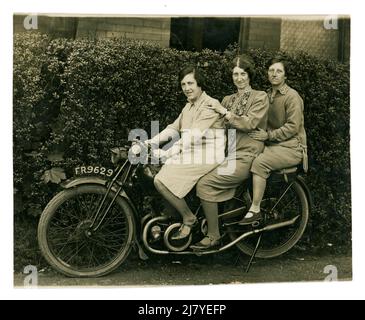 Carte postale originale et humoristique des années 1920 de 3 femmes d'âge mûr / moyen, amies, posant ensemble sur une moto, chevauchant un pilon, s'amusant en vacances à la station balnéaire de Blackpool, Lancashire, Royaume-Uni, datée du 1er mai 1929, Banque D'Images