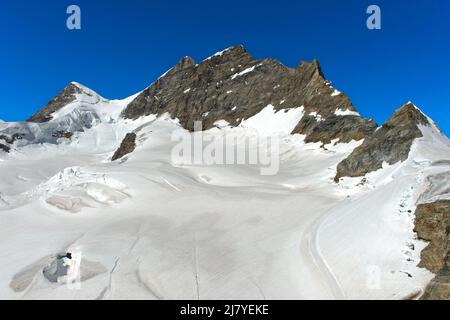 Vue sur le glacier Jungfrauferme jusqu'au sommet de la Jungfrau, Grindelwald, Oberland bernois, Suisse Banque D'Images
