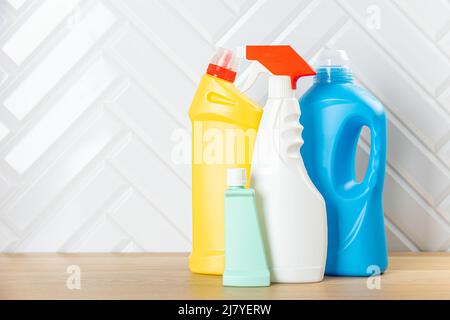 Bouteilles de nettoyage pour différentes surfaces dans la cuisine, la salle de bains et les autres chambres. Gros plan. Vue sur le dessus. Large bannière. Emplacement vide pour le texte ou le logo. Banque D'Images