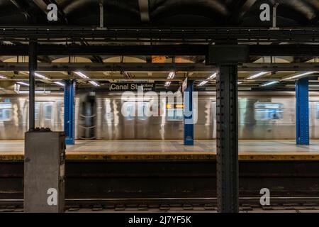 Un métro de la ligne “C” sort à la station Canal Street à New York le dimanche 1 mai 2022. (© Richard B. Levine) Banque D'Images