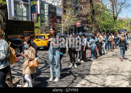 Animé par les médias sociaux et le bouche à oreille, des centaines de personnes arrivent et attendent en ligne pour recevoir un bouquet gratuit de Coach, à Soho, à New York, le samedi 30 avril 2022. L'activation de la marque a été une promotion pour la collaboration de Coach et ShopRunner afin de fournir l'expédition gratuite. (© Richard B. Levine) Banque D'Images