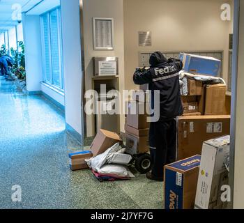 FedEx Worker trie les colis dans un immeuble d'appartements à New York le vendredi 6 mai 2022. (© Richard B. Levine) Banque D'Images