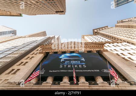 La Bourse de New York célèbre le lancement du camion Lightning F-150 de Ford, entièrement électrique, le jeudi 28 avril 2022. Le premier éclairage F-150 de Ford a été livré mardi de la chaîne de montage de Detroit avec 200 000 précommandes pour le pick-up électrique. Le F-150 à essence est le véhicule le plus vendu aux États-Unis depuis près de 50 ans.(© Richard B. Levine) Banque D'Images