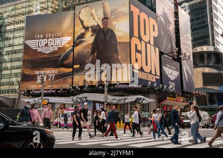 Publicité pour le PicturesÕ ÒTop de Paramount: MaverickÓ mettant en vedette Tom Cruise dans ce reboot du film de 1986, dans Times Square à New York le jeudi 5 mai 2022. La sortie du film est prévue aux États-Unis le 27 mai. (© Richard B. Levine) Banque D'Images