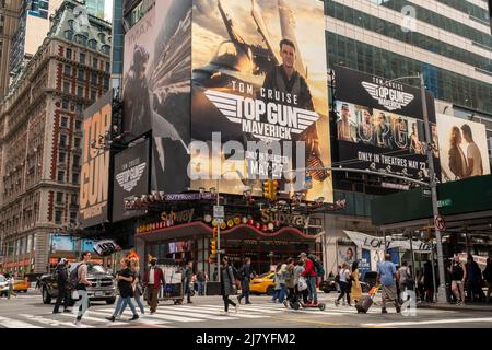 Publicité pour le PicturesÕ ÒTop de Paramount: MaverickÓ mettant en vedette Tom Cruise dans ce reboot du film de 1986, dans Times Square à New York le jeudi 5 mai 2022. La sortie du film est prévue aux États-Unis le 27 mai. (© Richard B. Levine) Banque D'Images