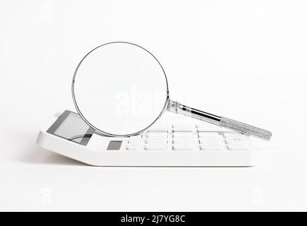 Loupe avec calculatrice. Statistique, concept d'analyse des données financières. Travail de comptable. Photo de haute qualité Banque D'Images