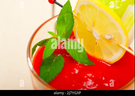 Jus de tomate fraîche soupe gaspacho sur un verre sur table en bois blanc Banque D'Images