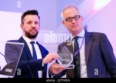 Ben Taylor (à droite), rédacteur adjoint au Sunday Times, accepte une contribution exceptionnelle au prix du journalisme au nom de Christina Lamb, correspondant en chef des affaires étrangères au Sunday Times, de Martin Breen (à gauche), président de la Société des éditeurs, à la conférence de la Société des éditeurs à Mary Ward House, Tavistock place, Londres. Date de la photo: Mercredi 11 mai 2022. Banque D'Images