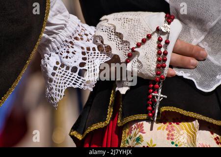 366° procession religieuse/populaire de Sant'Efisio à Cagliari, gros plan des mains d'une femme tenant un rosaire Banque D'Images