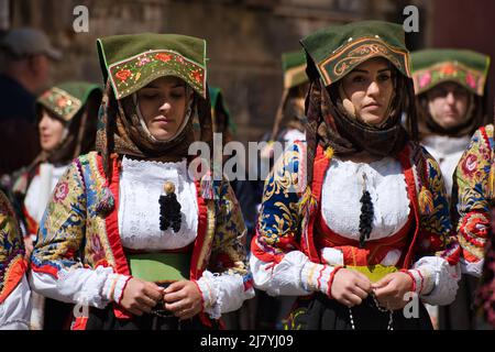 Gros plan d'un groupe de filles au défilé religieux de Saint-Fisio à Cagliari Banque D'Images