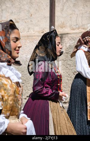 Filles avec des robes traditionnelles au défilé religieux de Saint Efisio à Cagliari Banque D'Images