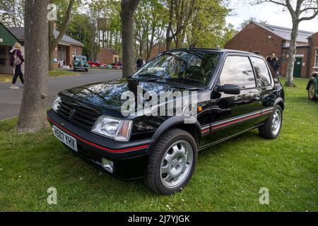 1990 Peugeot 205 GTI (H507YHV) exposée au Scramble d'avril qui s'est tenu au Bicester Heritage Centre le 23rd avril 2022 Banque D'Images