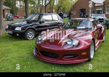 1990 Peugeot 205 GTI (H507YHV) et 1995 Marcos Mantara (N254KHT) exposés au Scramble d'avril qui s'est tenu au Bicester Heritage Centre le 23/4/22 Banque D'Images