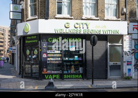 G quartier des affaires. Une boutique de vape vendant des boutons CBD, de l'huile CBD, des formes et des E liquides et des fleurs de chanvre. Londres, Angleterre, Royaume-Uni. Banque D'Images