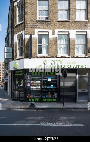 G quartier des affaires. Une boutique de vape vendant des boutons CBD, de l'huile CBD, des formes et des E liquides et des fleurs de chanvre. Londres, Angleterre, Royaume-Uni. Banque D'Images