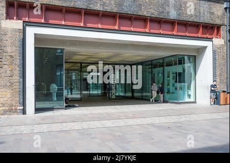 Entrée de l'école d'art Central St Martins à Granary Square, Londres, Angleterre, Royaume-Uni. Banque D'Images