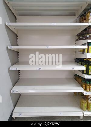 À Sainsbury's fin avril, aucune huile de cuisson n'est disponible. Les pénuries d'huile de tournesol dues à la perturbation des approvisionnements de l'Ukraine ont provoqué une course sur elle. Banque D'Images