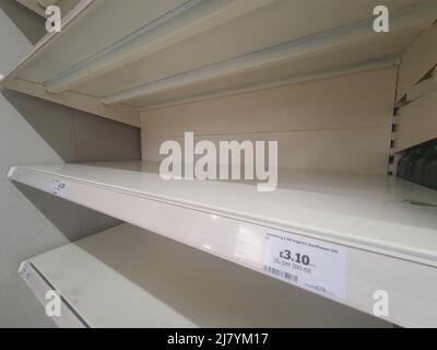 À Sainsbury's fin avril, aucune huile de cuisson n'est disponible. Les pénuries d'huile de tournesol dues à la perturbation des approvisionnements de l'Ukraine ont provoqué une course sur elle. Banque D'Images