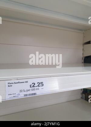 À Sainsbury's fin avril, aucune huile de cuisson n'est disponible. Les pénuries d'huile de tournesol dues à la perturbation des approvisionnements de l'Ukraine ont provoqué une course sur elle. Banque D'Images