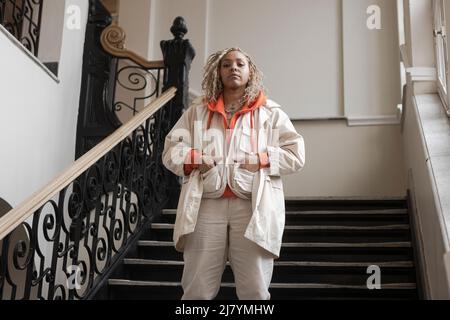 La chanteuse québécoise Modlee pose un portrait à Québec jeudi 14 avril 2022. Banque D'Images