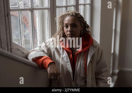 La chanteuse québécoise Modlee pose un portrait à Québec jeudi 14 avril 2022. Banque D'Images