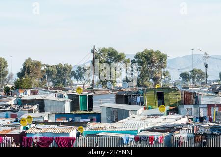 Paraboles, antennes de réception tv sur des cabanes en étain ou logements dans le canton africain du Cap, en Afrique du Sud concept de technologie et de pauvreté Banque D'Images