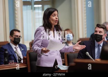 Le chef libéral du Québec, Dominique Anglade, pose des questions au gouvernement pendant la période des questions le mardi 15 mars 2022 à l'Assemblée législative de Québec. Banque D'Images