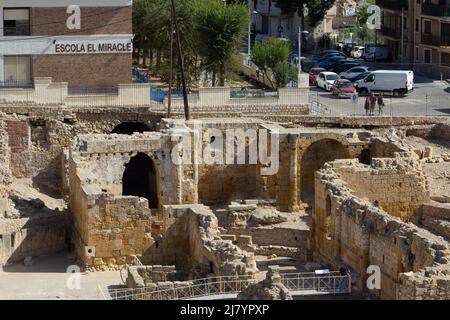 TARRAGONE, ESPAGNE - 3 OCTOBRE 2019 détail de l'amphithéâtre romain avec la ville en arrière-plan Banque D'Images