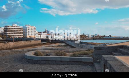 Front de mer de la ville d'Arrecife sur la côte de l'océan Atlantique. Canaries, île de Lanzarote. Espagne. Destinations de voyage et concept touristique Banque D'Images