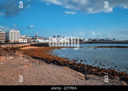 Rochers volcaniques, plage vide de la ville d'Arrecife sur la côte de l'océan Atlantique. Canaries, île de Lanzarote. Espagne. Destinations de voyage et de tourisme concep Banque D'Images