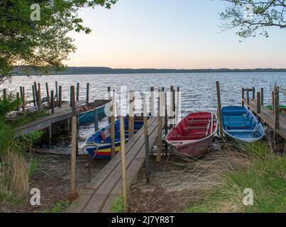 Petits bateaux sur le lac de Léon dans le département des Landes en France Banque D'Images