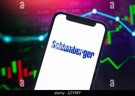 Poltava, Ukraine - 11 mai 2022 : logo de Schlumberger, prix du gaz et du pétrole, industrie énergétique. Graphiques du marché pétrolier, soutien financier mondial Banque D'Images